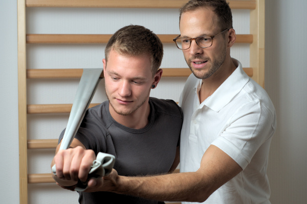 Physiotherapeut Valentin Rosegger bei der Arbeit mit einem Patienten